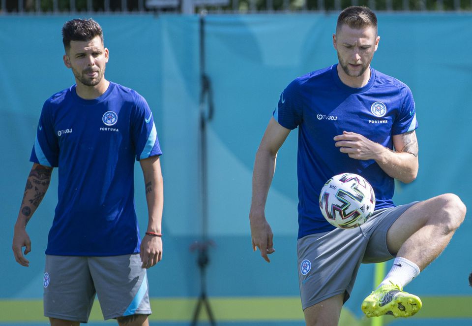 Slovenskí futbaloví reprezentanti sprava Milan Škriniar a Michal Ďuriš počas tréningu v Petrohrade