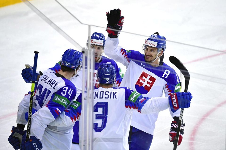 MS v hokeji 2021: Slovensko - Dánsko (Slovenskí hokejisti sa tešia z gólu)
