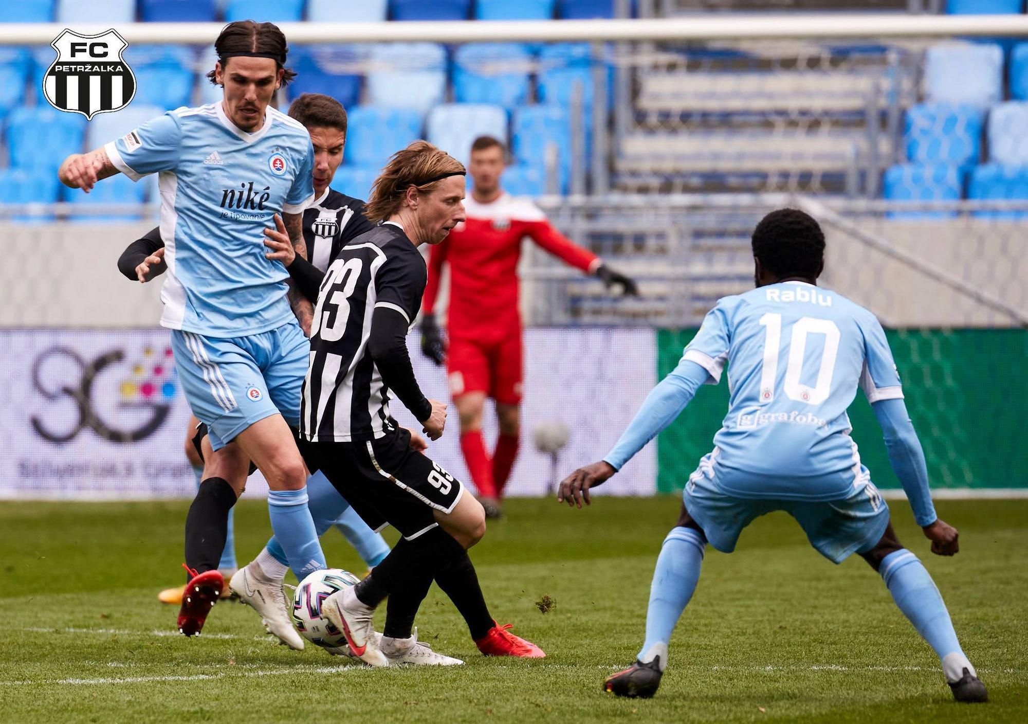 Lukáš Gašparovič (FC Petržalka) v obklopení hráčov Slovana