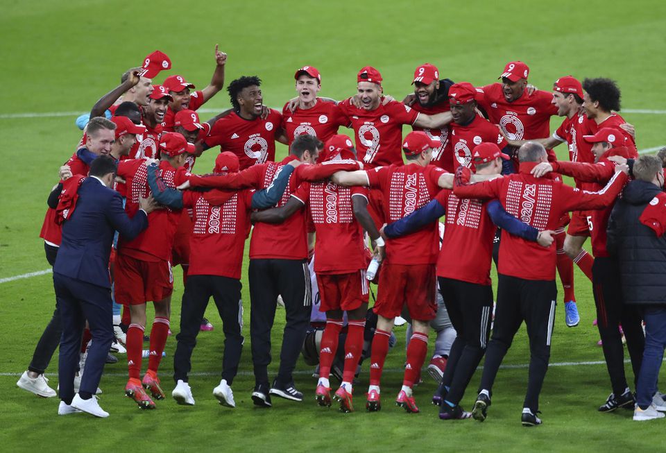 Futbalisti Bayernu Mníchov oslavujú zisk titulu