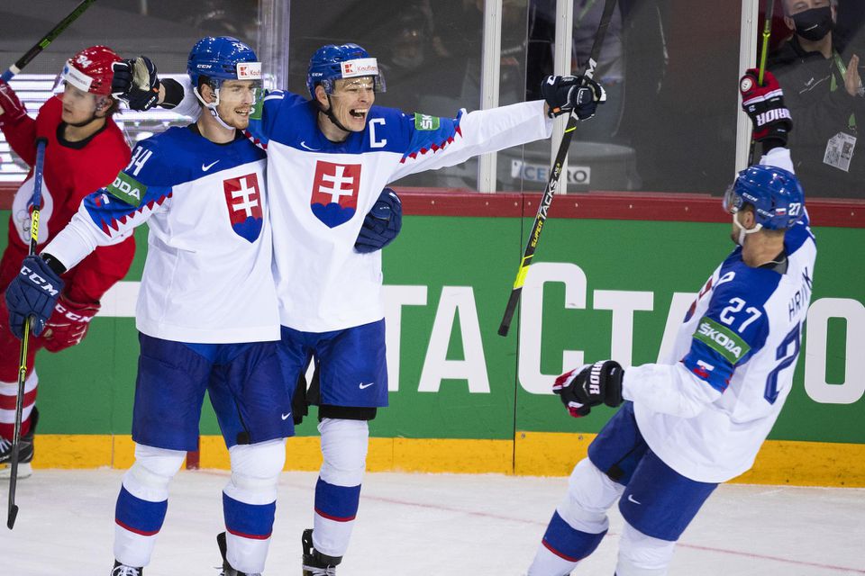 MS v hokeji 2021: Slovensko - Rusko: kapitán Marek Ďaloga (uprostred) sa teší so spoluhráčmi po strelení gólu na 3:1 do prázdnej brány