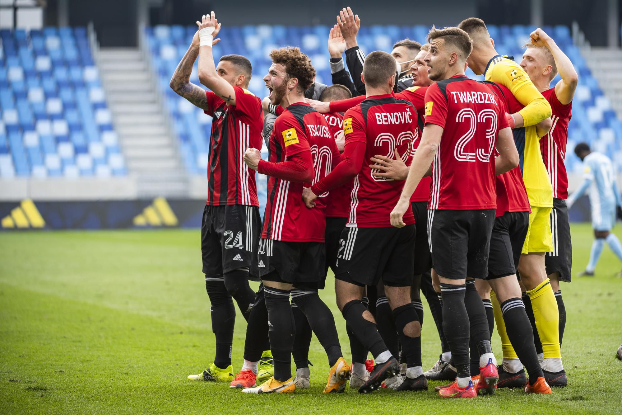 Radosť hráčov Spartaka Trnava po výhre v derby so Slovanom