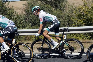 Giro: Emanuel Buchmann utrpel pri hromadnom páde otras mozgu