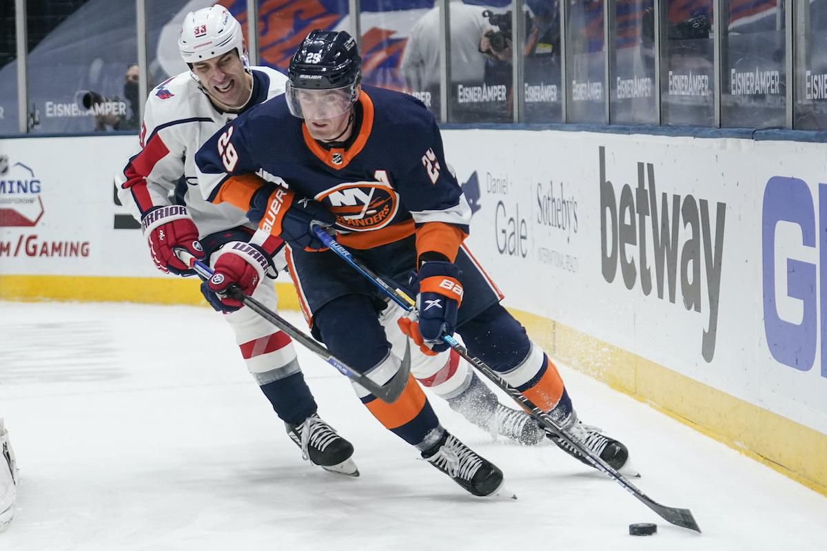 Zdeno Chára a vpravo hráč Islanders Brock Nelson.