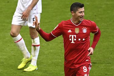Bayern nezastavilo ani vylúčenie Daviesa, Lewandowski sa opäť blysol a stíha Müllera