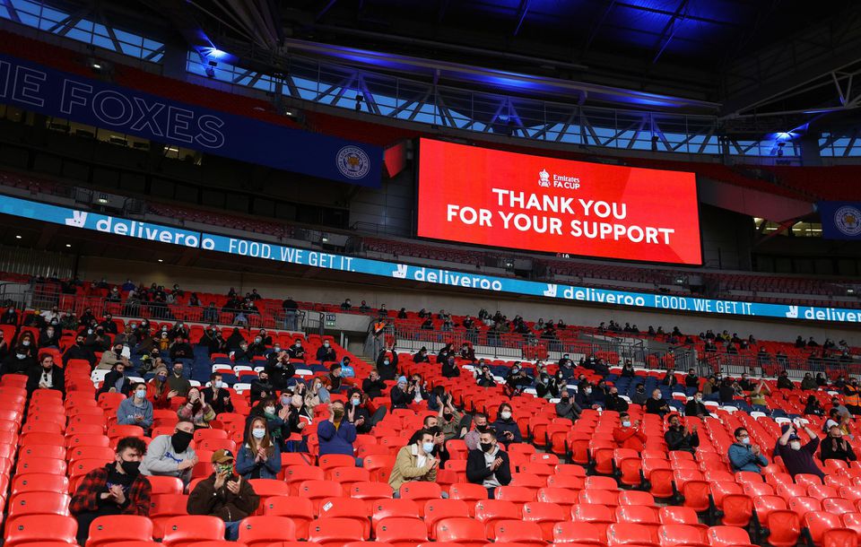 Fanúšikovia späť na futbale. Na štadióne Wembley sledovalo zápas 4000 divákov