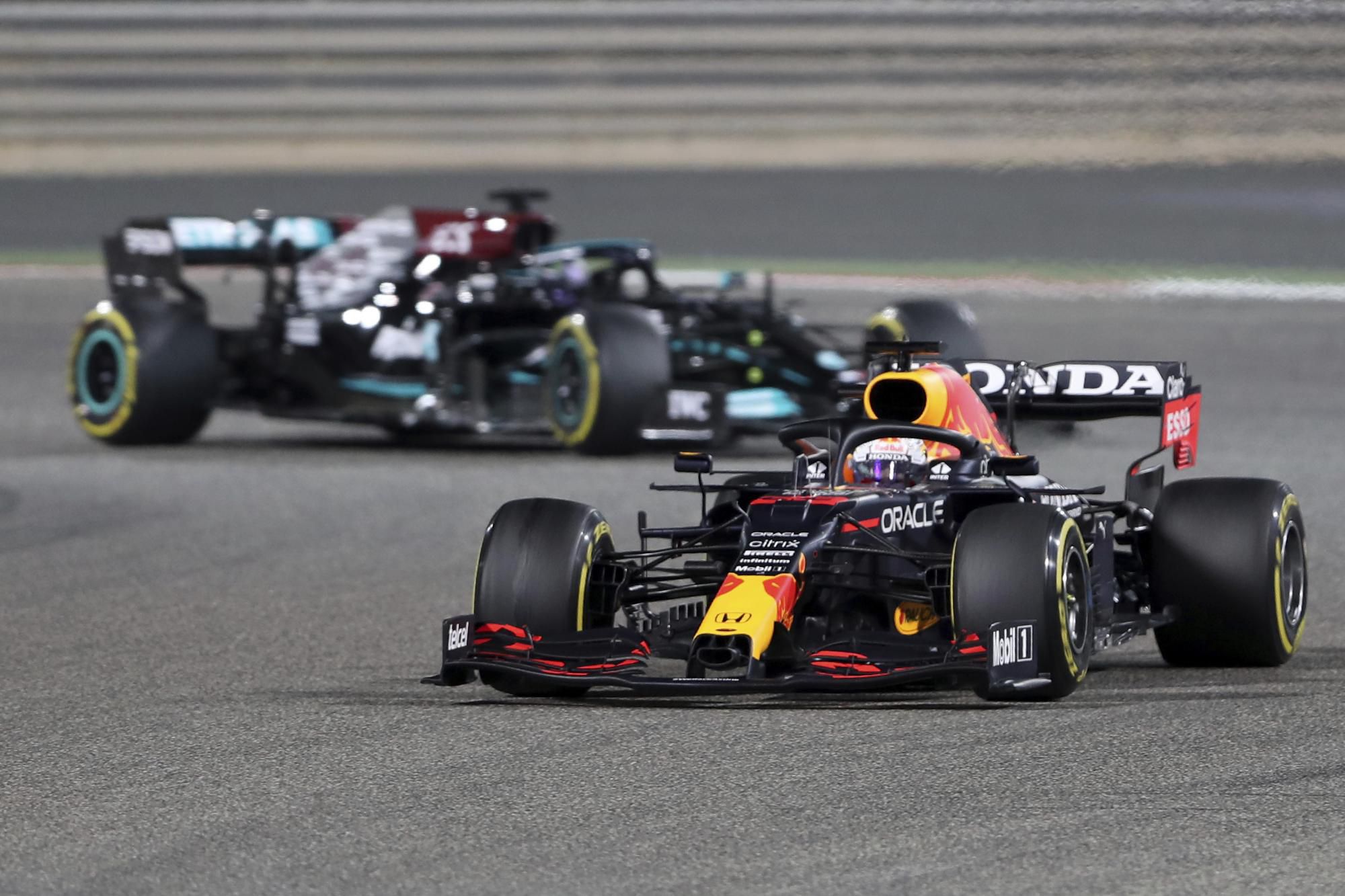 Súboja Lewisa Hamiltona z Mercedesu a Maxa Verstappena z Red Bullu na Veľkej cene Bahrajnu 2021.