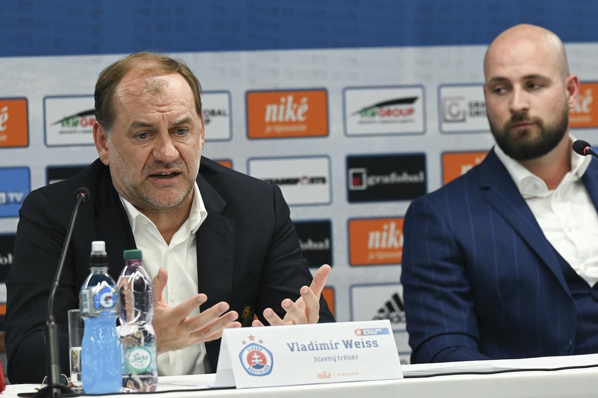 Nový tréner futbalového klubu ŠK Slovan Bratislava Vladimír Weiss st. a generálny riaditeľ Ivan Kmotrík ml.