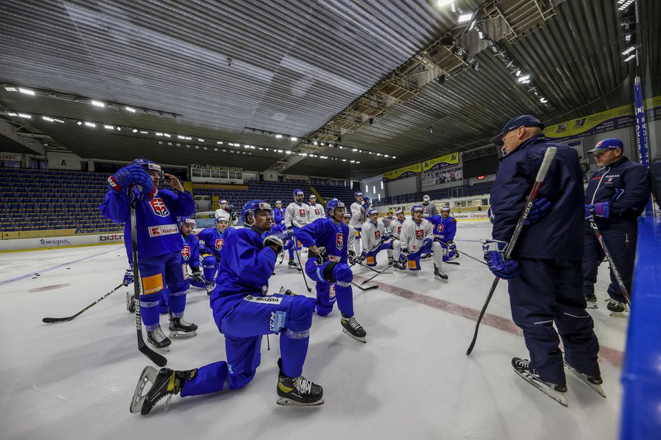 Hokejisti počas tréningu pred MS v Rige.