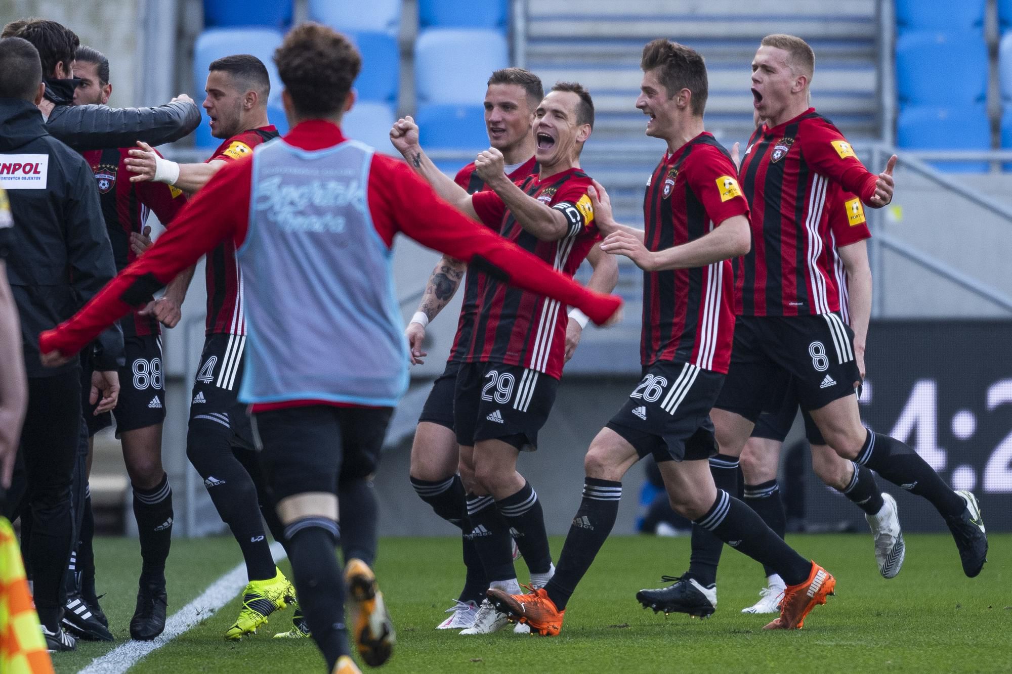 Radosť hráčov Spartaka Trnava po výhre v derby so Slovanom