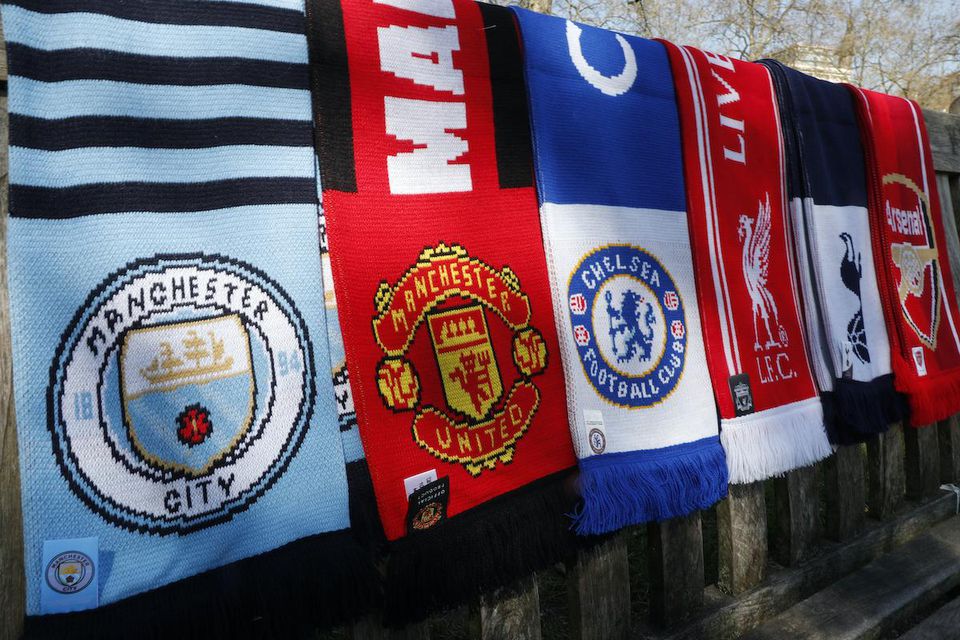 Šály futbalovových klubov - zľava Manchestru City, Mnachestru United, Chelsea Londýn, Liverpoolu, Tottenhamu Hotspur a Arsenalu Londýn