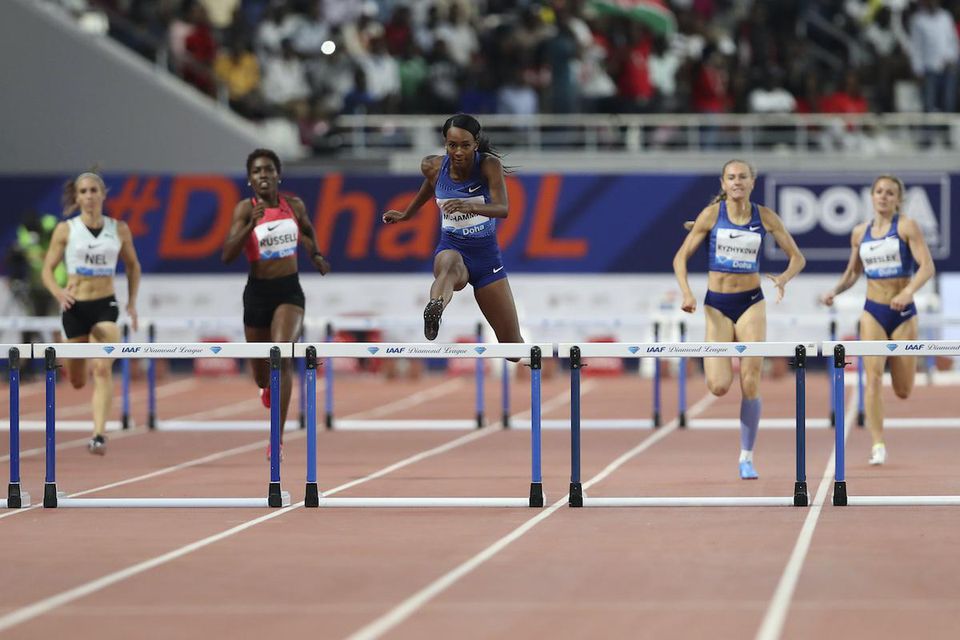 Americká bežkyňa Dalilah Muhammadová (uprostred) skáče vo finále v behu cez prekážky na 400 m.