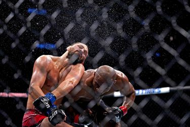 UFC 261 poznačili hrozivé zranenia. Usman obhájil, vypol Masvidala. Namajunasová šokovala