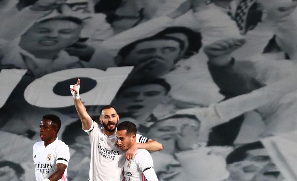 Karim Benzema z Realu Madrid oslavuje gól Barcelone.