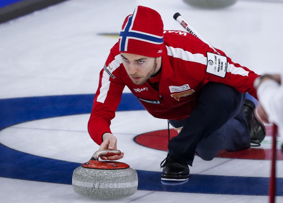 Nórsky reprezentant Steffen Walstad na MS v curlingu v Calgary