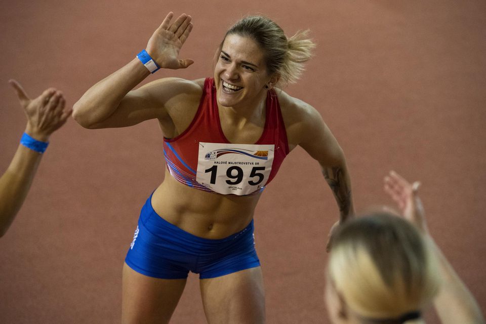 Monika Weigertová sa teší z víťazstva po finále behu na 60 m žien na halových MSR v atletike