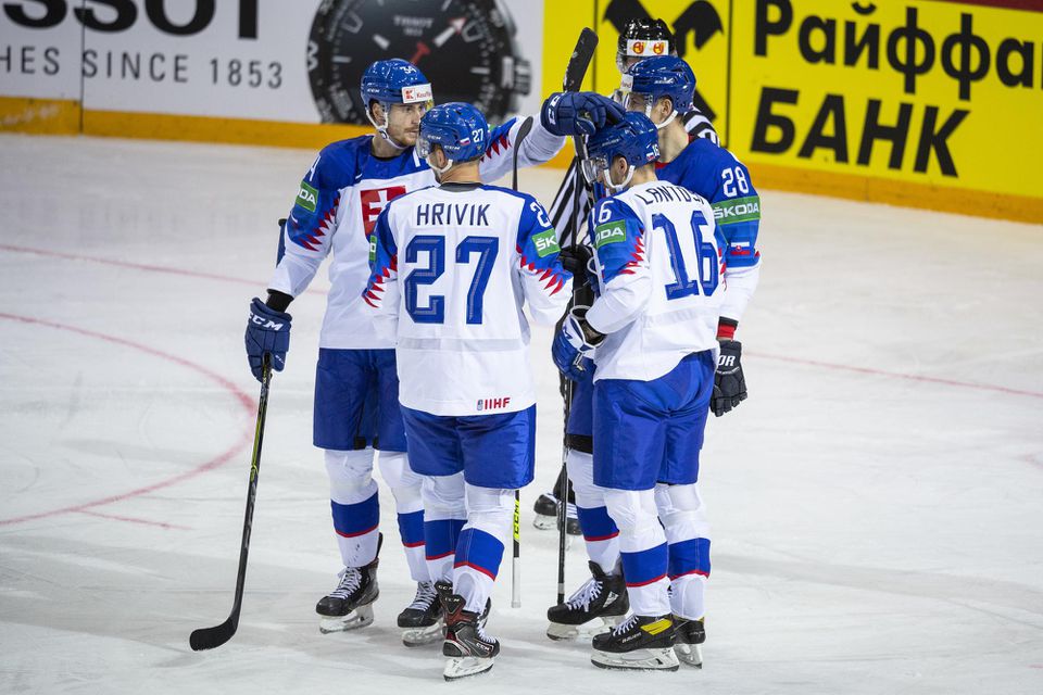 MS v hokeji 2021: Veľká Británia - Slovensko: Slovenskí hokejisti, zľava Peter Cehlárik, Marek Hrivík, Róbert Lantoši a Martin Gernát oslavujú gól