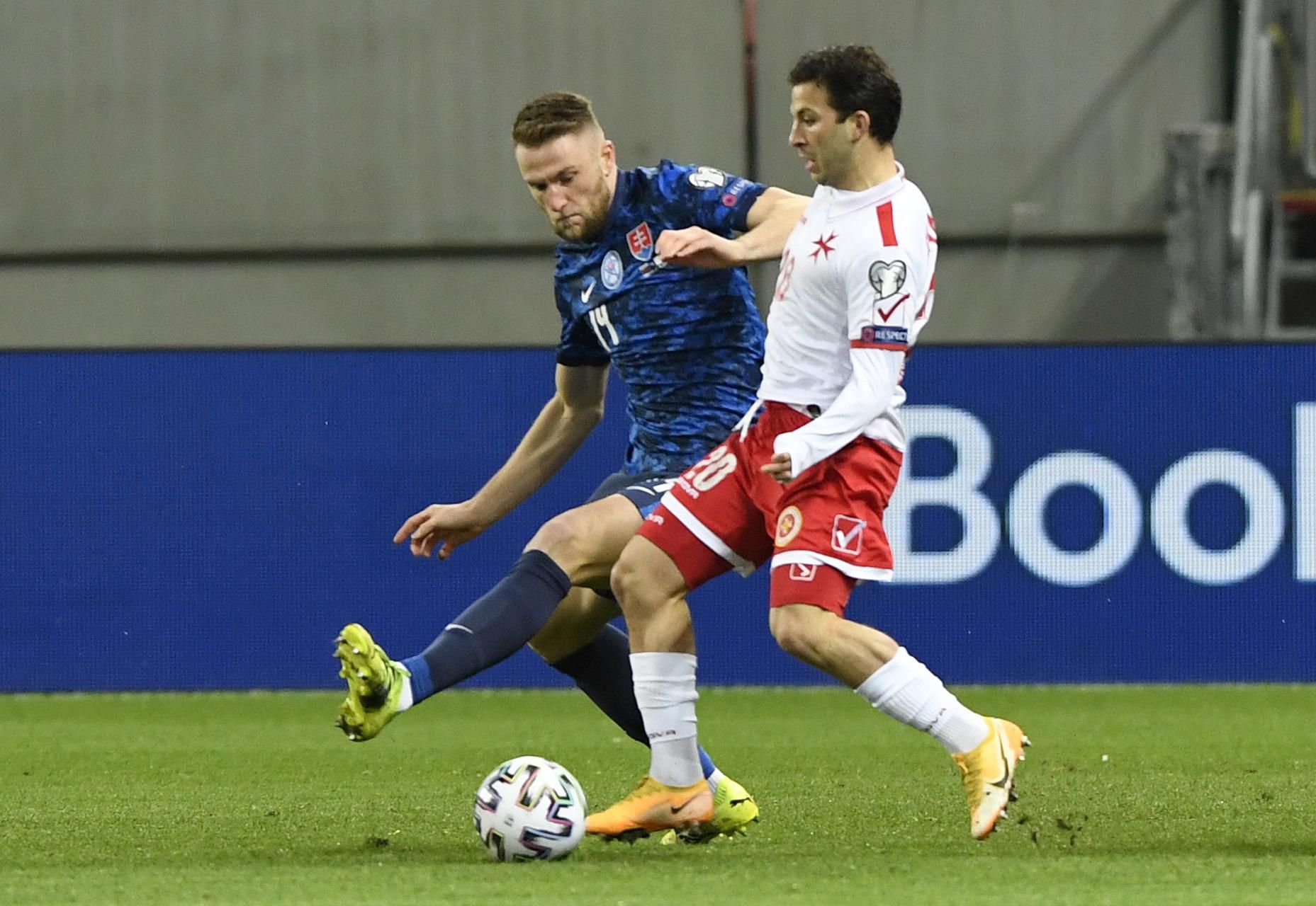 Milan Škriniar (vľavo) v súboji s hráčom Malty Lukom Gambinom