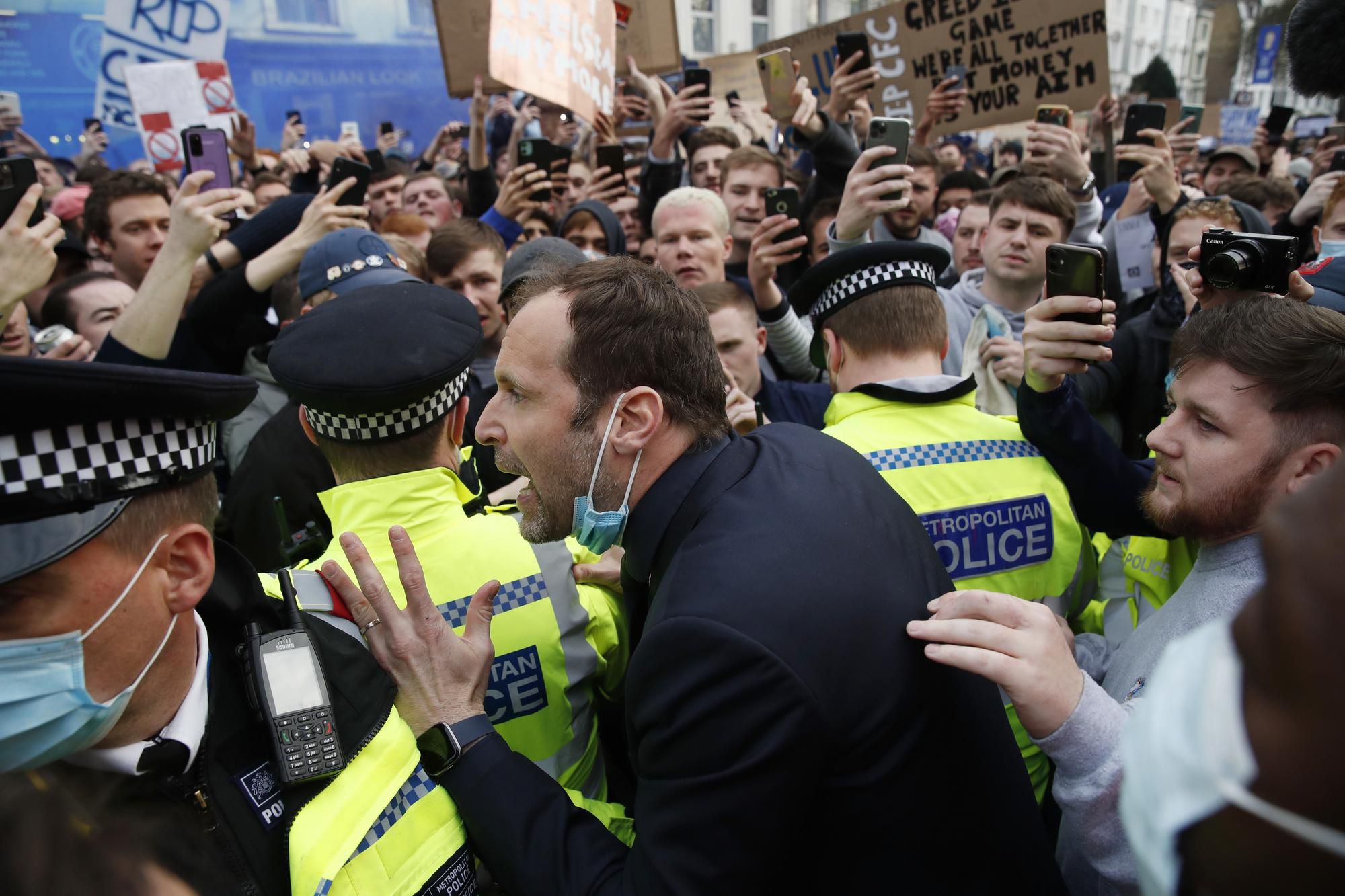 Fanúšikovia Chelsea protestujú proti Superlige.