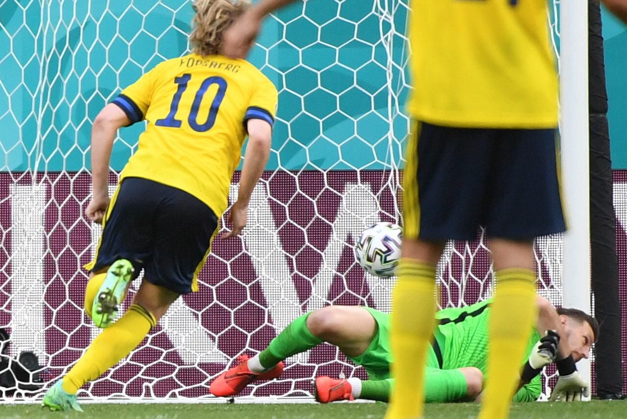 EURO 2020: Švédsko - Slovensko: švédsky futbalista Emil Forsberg dáva gól z penalty slovenskému brankárovi Martinovi Dúbravkovi