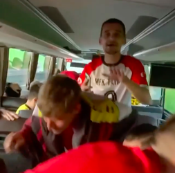 Futbalisti Liptovského Mikuláša oslavovali už v autobuse. Pozrite sa, ako to vyzeralo