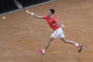 ATP Rím: Zápas medzi Djokovičom a Tsitsipasom dohrajú v sobotu
