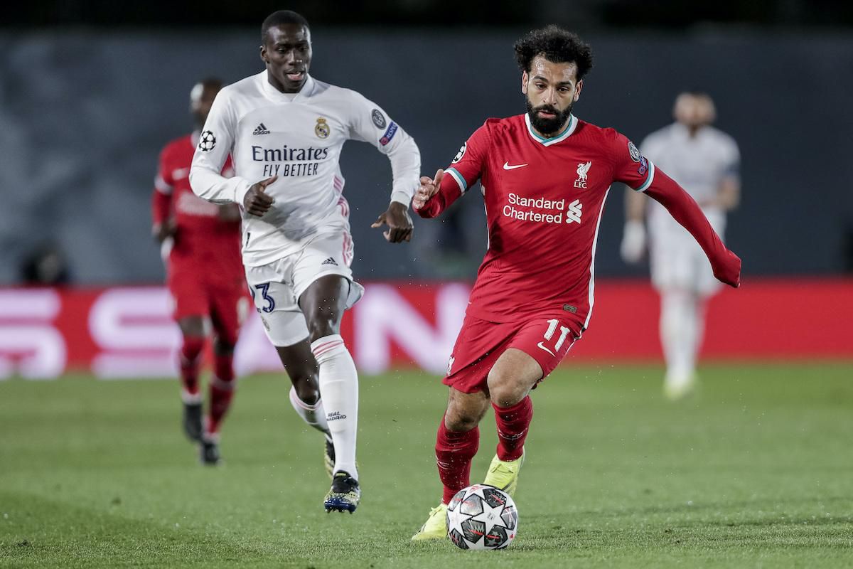 Hráč Liverpoolu Mohamed Salah (vpravo) kontroluje loptu pri Ferlandovi Mendymu z Realu Madrid