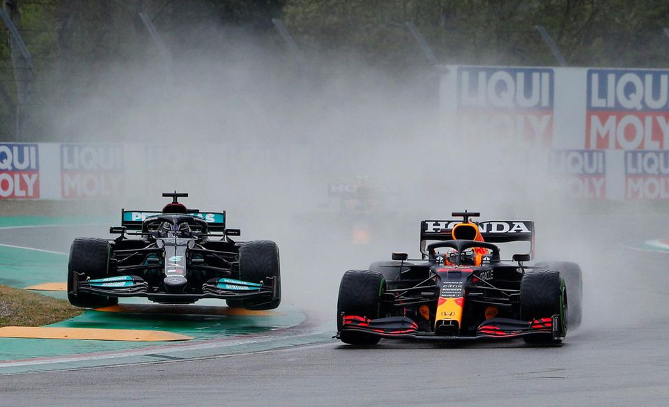Max Verstappen a Lewis Hamilton počas Veľkej ceny Emilia Romagna 2021