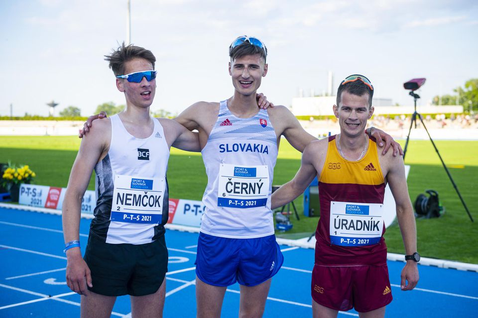 Patrik Nemčok, Dominik Černý a Miroslav Úradník po finále chôdze na 3000 m na atletickom mítingu P-T-S v Šamoríne