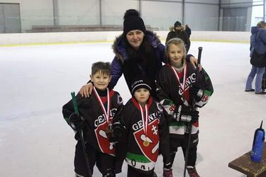 Traja súrodenci, ktorých snom je hrať profesionálny hokej, využijú podporu z Fondu pre budúcnosť športu na novú výstroj
