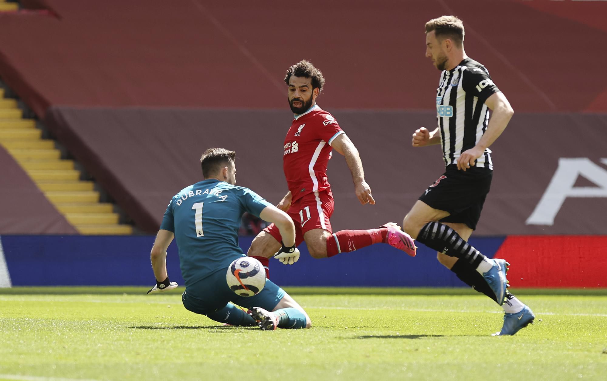 Martin Dúbravka v zápase proti Liverpool FC