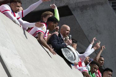 Ajax roztavil majstrovskú trofej a venoval ju fanúšikom
