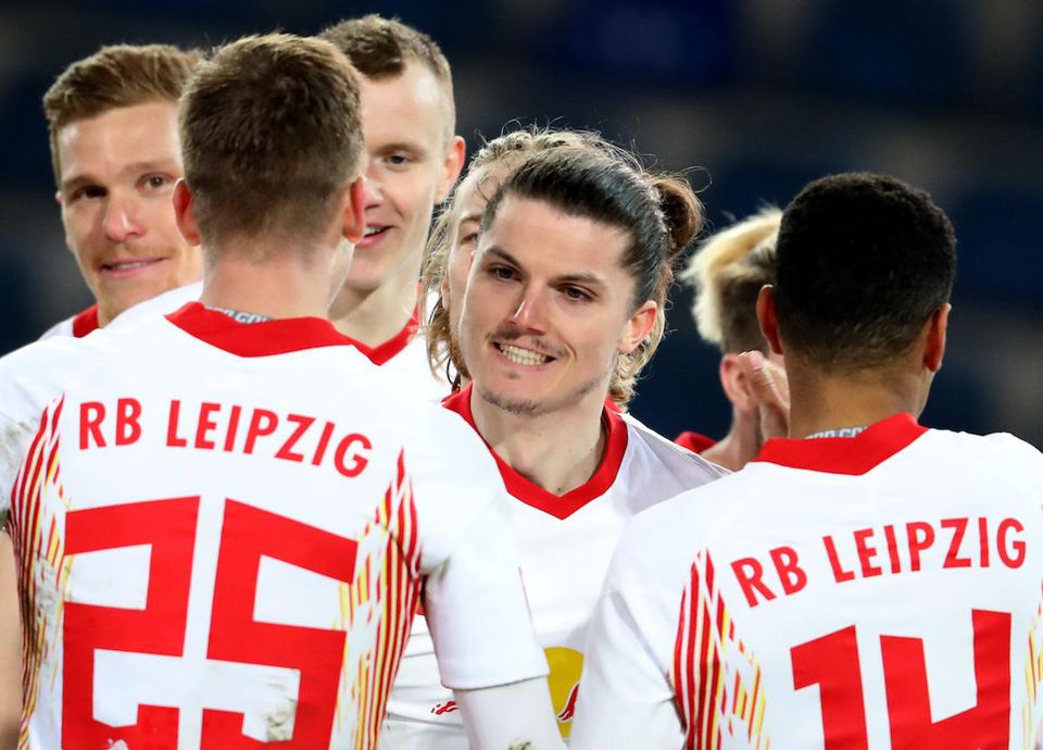 Futbalista Lipska Marcel Sabitzer (uprostred) sa teší so spoluhráčmi po strelení gólu.