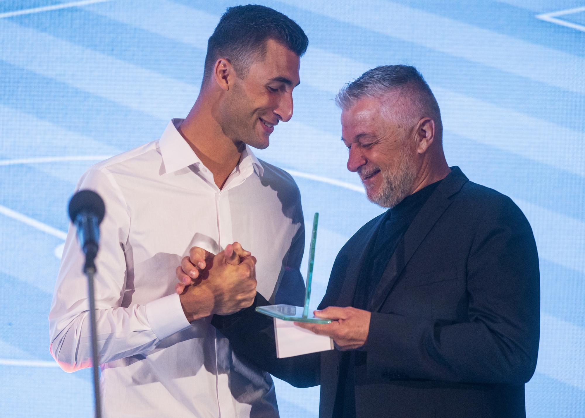 Ladislav Molnár počas vlaňajšieho ceremoniálu udeľuje Dominikovi Greifovi cenu pre najlepšieho brankára Fortuna ligy.