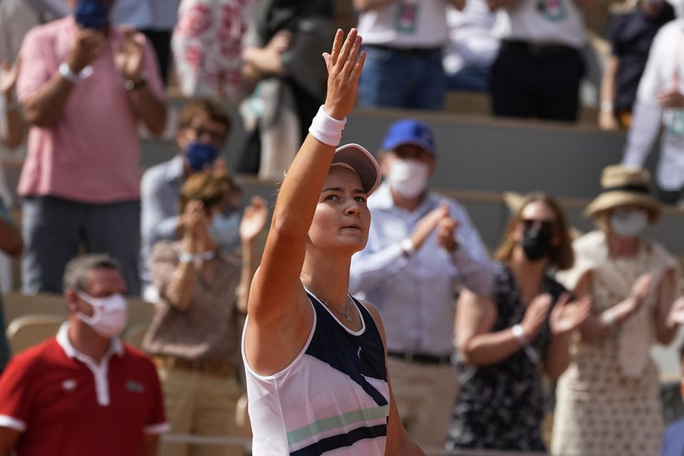 Česká tenistka Barbora Krejčíková sa teší po výhre vo finále ženskej dvojhry proti Ruske Anastasii Pavľučenkovovej na grandslamovom turnaji Roland Garros