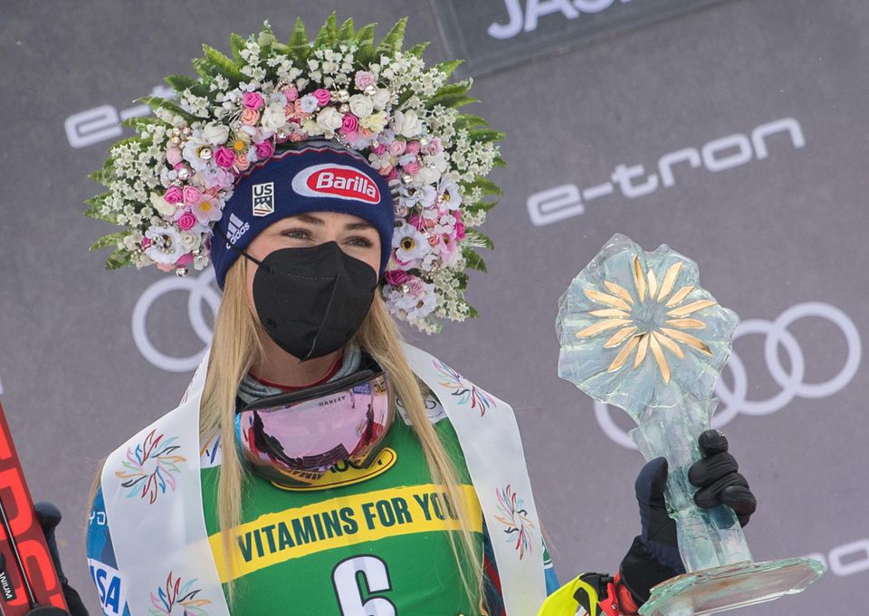 Mikaela Shiffrinová s trofejami za triumf v Jasnej.