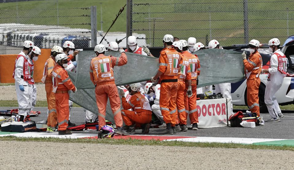 Jason Dupasquier dostáva lekársku pomoc po zranení počas kvalifikácie Moto3 na VC Talianska