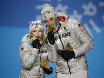 Olympijskí víťazi Aľona Savčenková a Bruno Massot ukončili kariéru