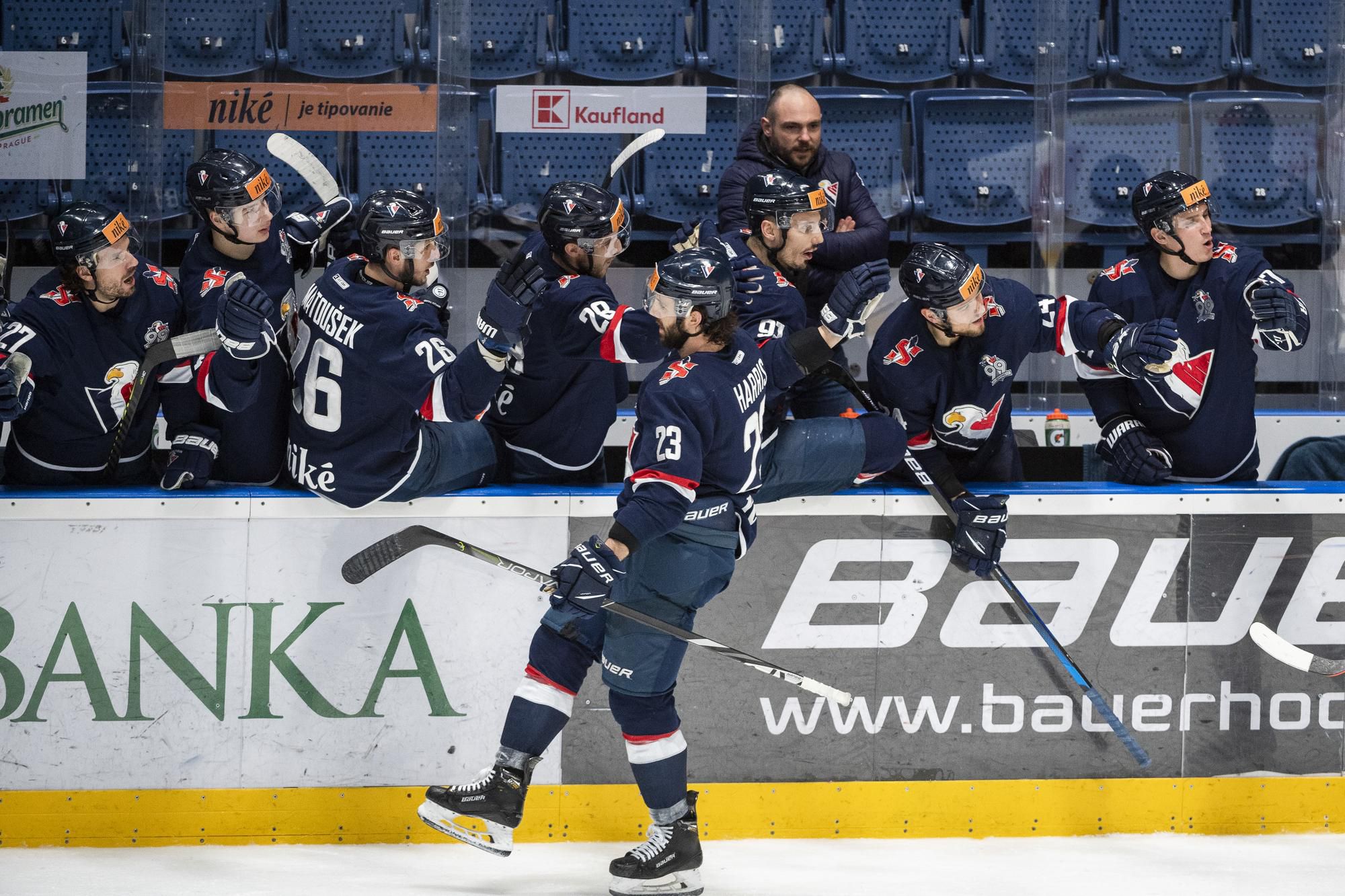 Hráči HC Slovan Bratislava sa tešia z gólu.