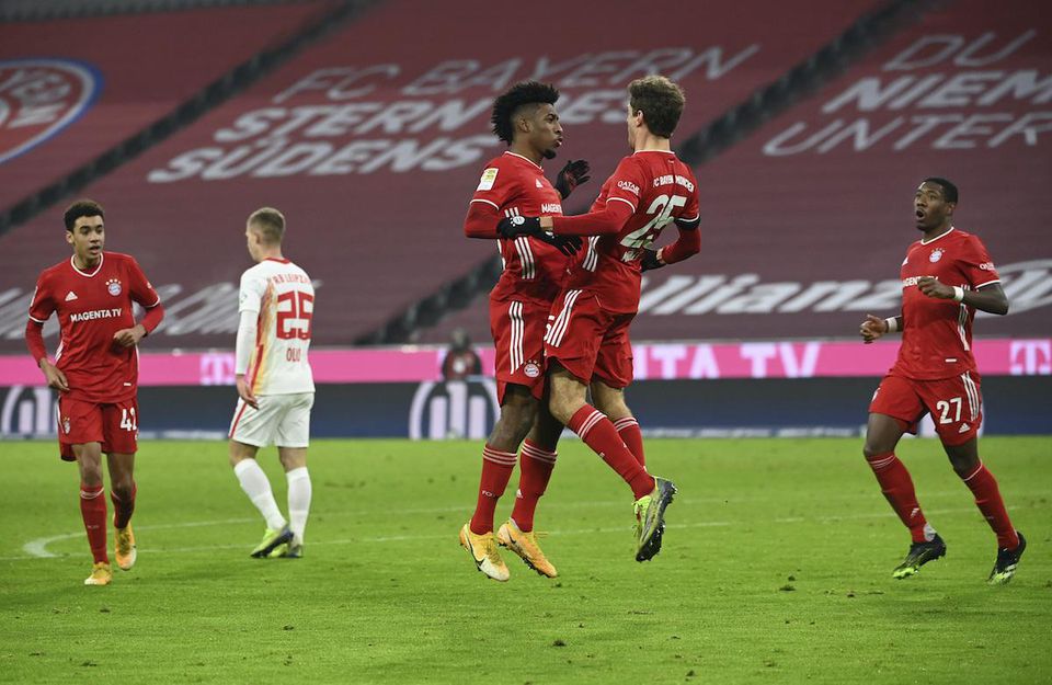 Futbalista Bayernu Thomas Müller (25) sa teší z gólu s Kingsleyom Comanom