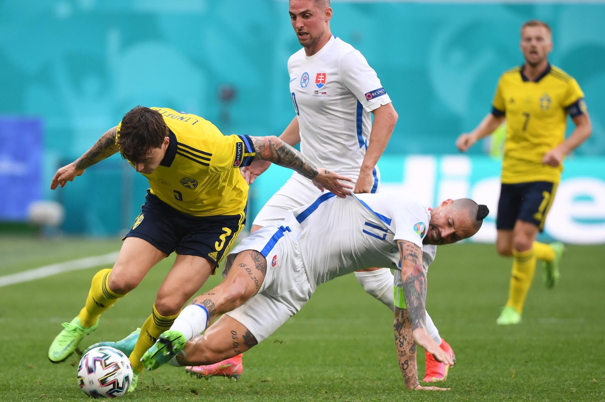 EURO 2020: Švédsko - Slovensko: zľava švédsky futbalista Victor Lindelöf a slovenskí futbalisti Marek Hamšík (dole) a hore Róbert Mak