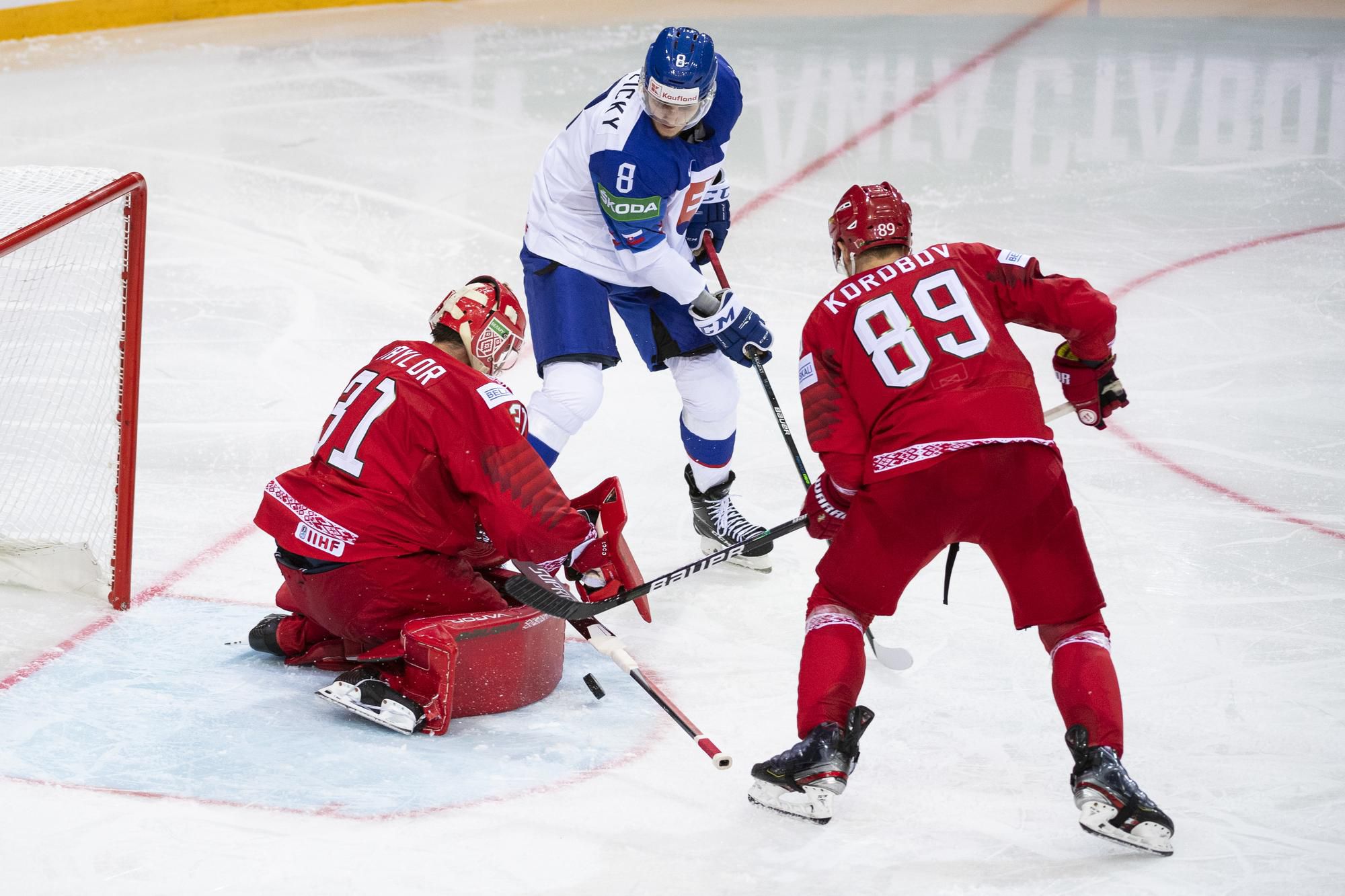 MS v hokeji 2021: Bielorusko - Slovensko (Zľava brankár Danny Taylor, Pavol Skalický a Dmitrij Korobov)