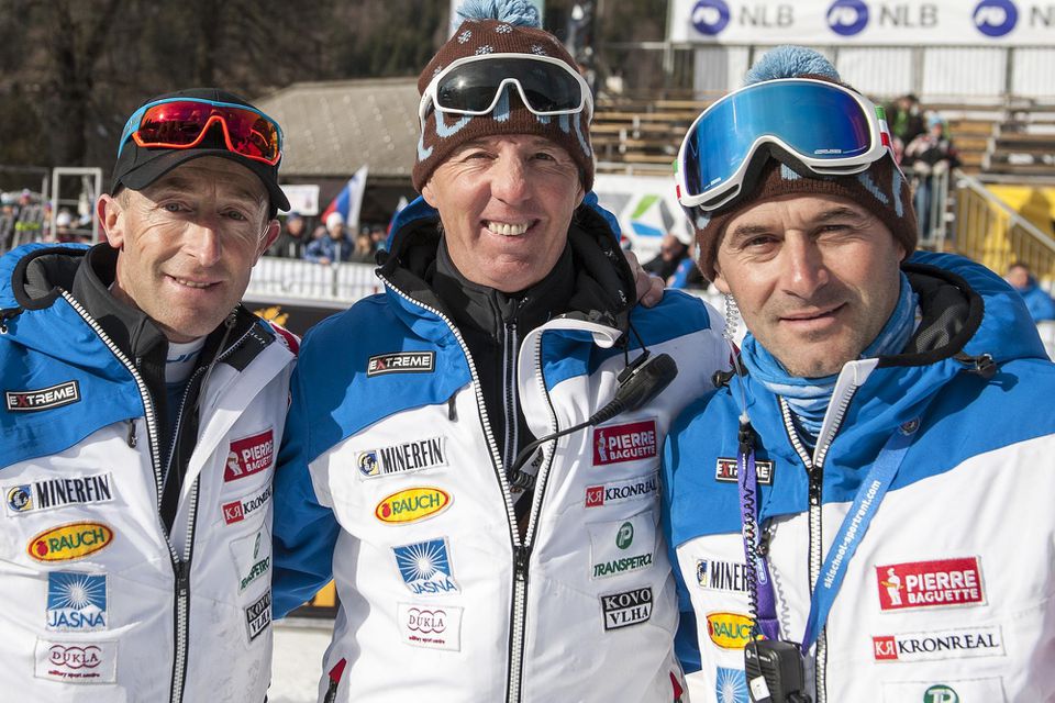 Matteo Baldissarutti (vpravo) je súčasť Vlhovej tímu od sezóny 2019/20. Pomáha s prípravou lyží servismanovi Pierluigimu Parravicinimu (vľavo) a je aj asistent hlavného trénera Livia Magoniho (v strede). 