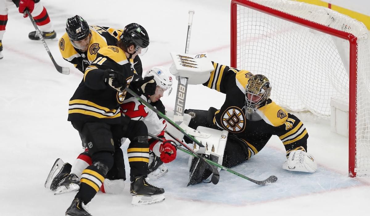 Jaroslav Halák v bráne Bostonu Bruins v zápase proti New Jersey Devils
