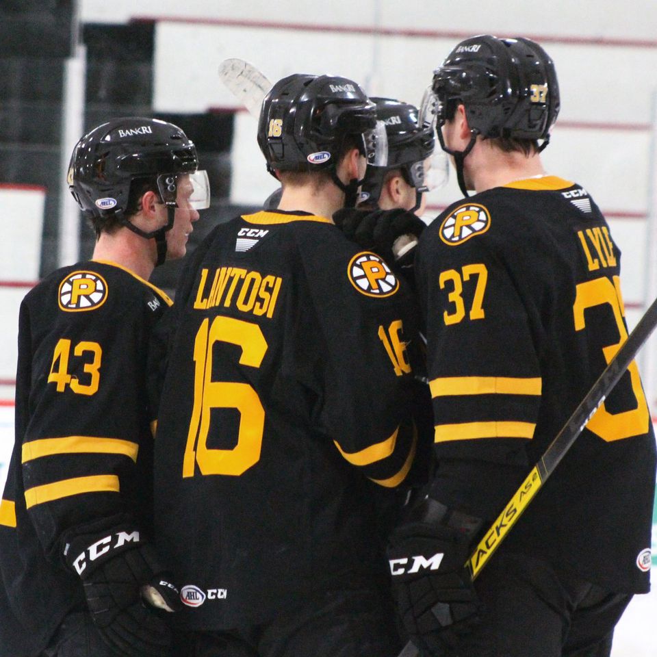 Róbert Lantoši so spoluhráčmi z Providence Bruins