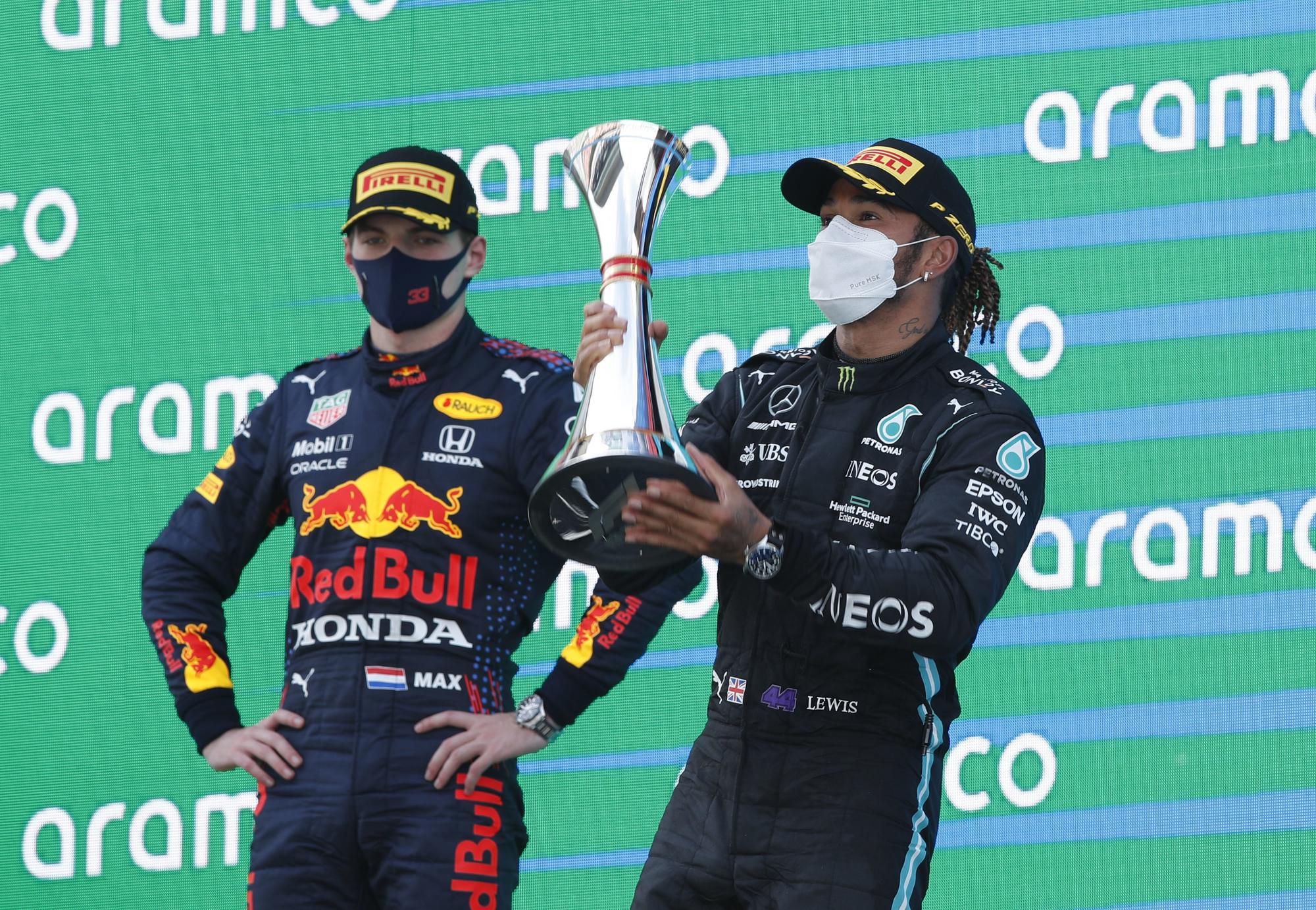 Max Verstappen a Lewis Hamilton po Veľkej cene Španielska 2021.