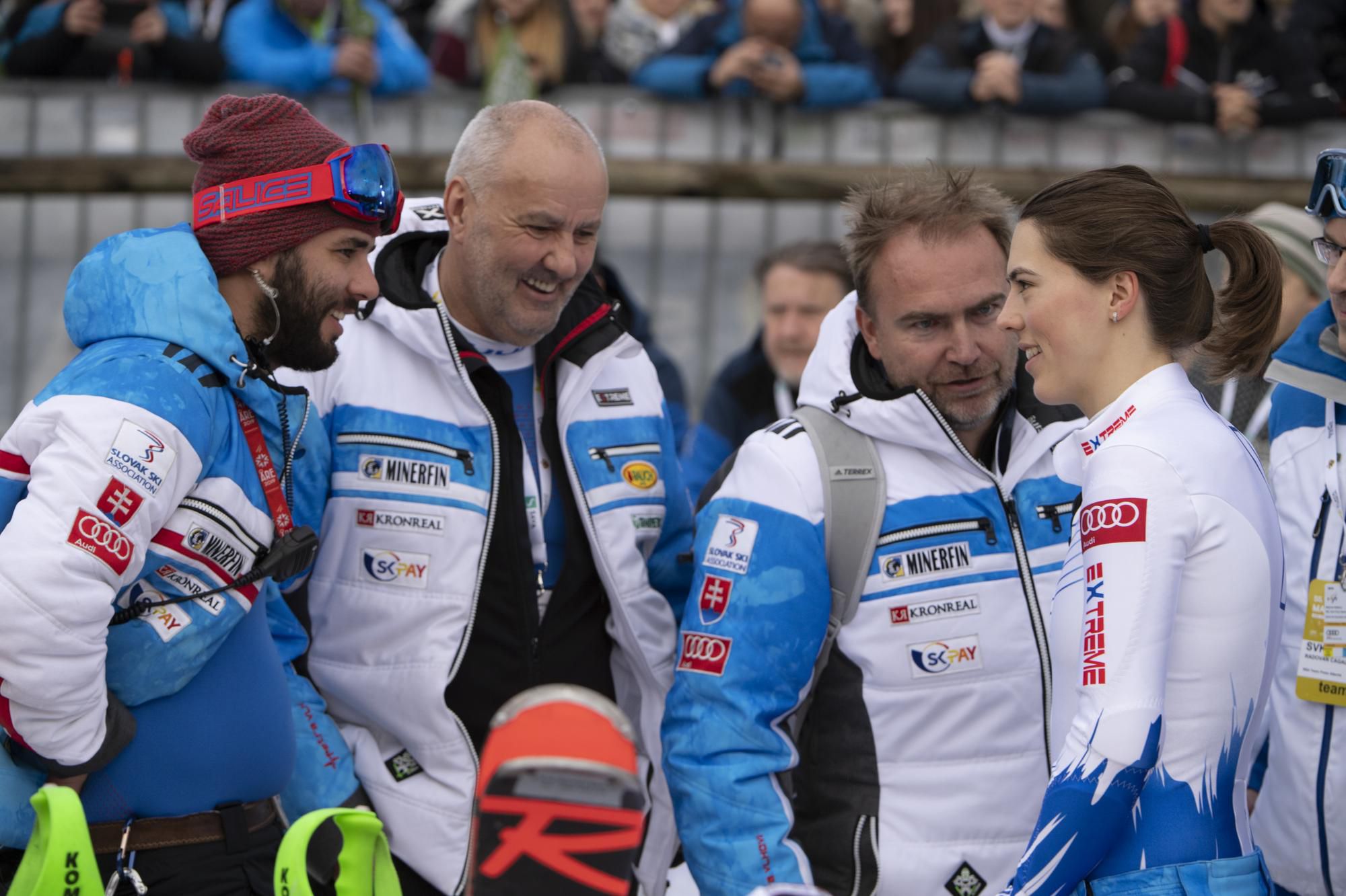 Petra Vlhová, vľavo brat Boris a druhý zľava otec Igor Vlha.