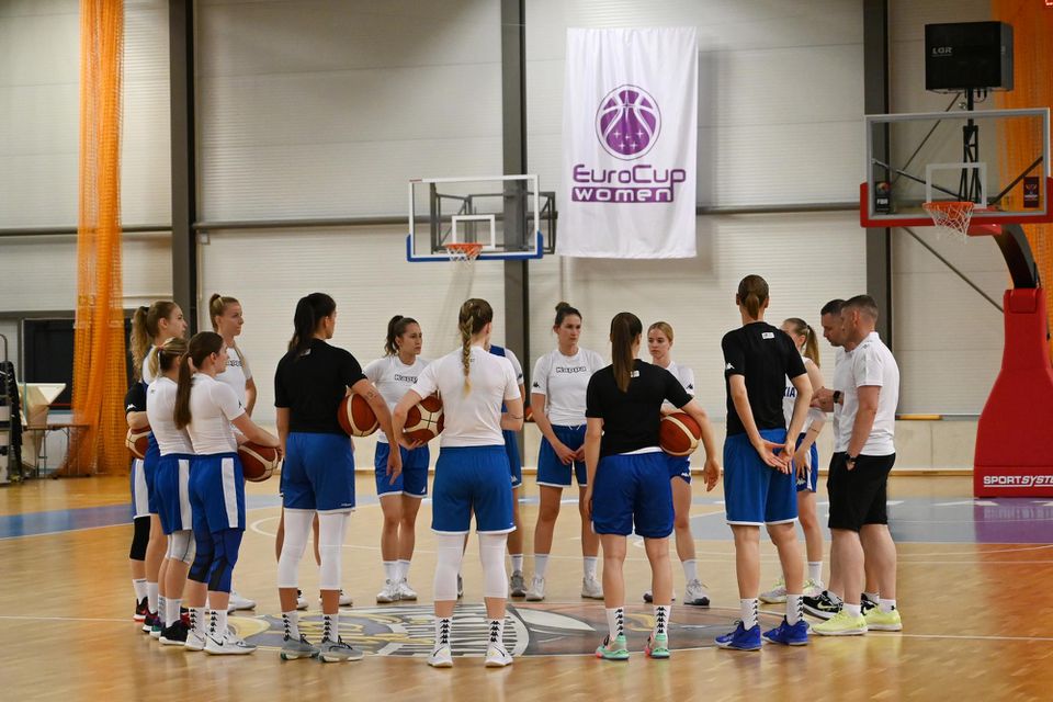 Hráčky a tréneri ženskej basketbalovej reprezentácie počas tréningu.