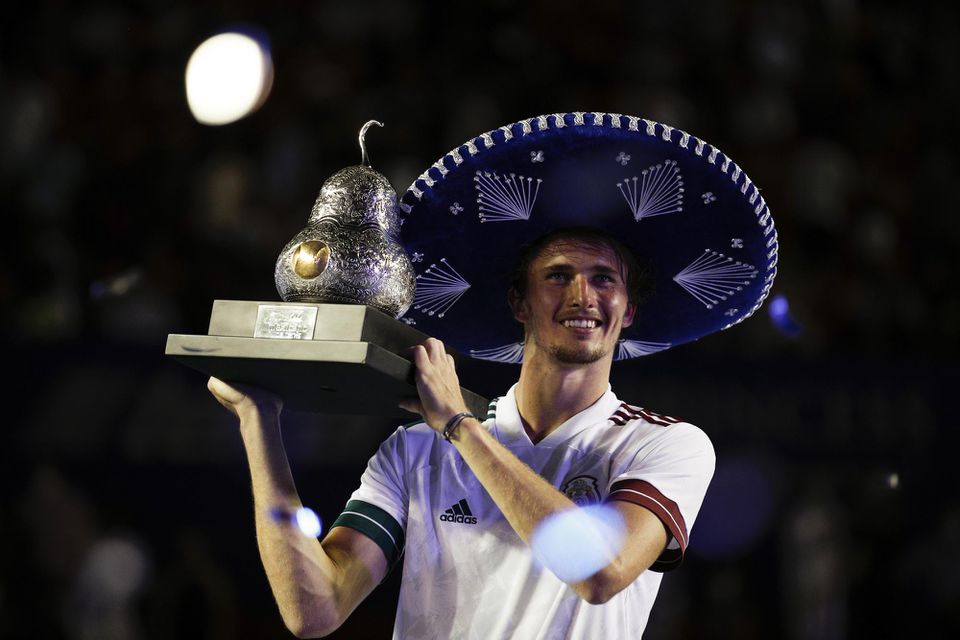 Alexander Zverev s trofejou po víťazstve na ATP v Acapulcu