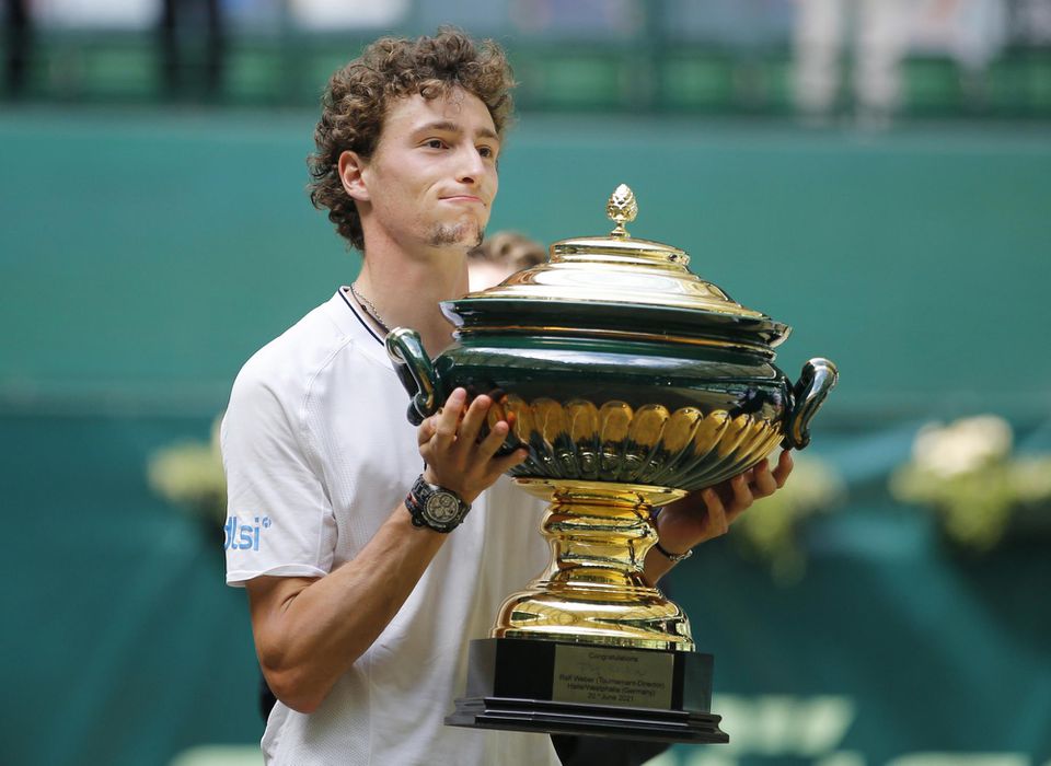 Francúzsky tenista Ugo Humbert s trofejou za víťazstvo na turnaji ATP v Halle